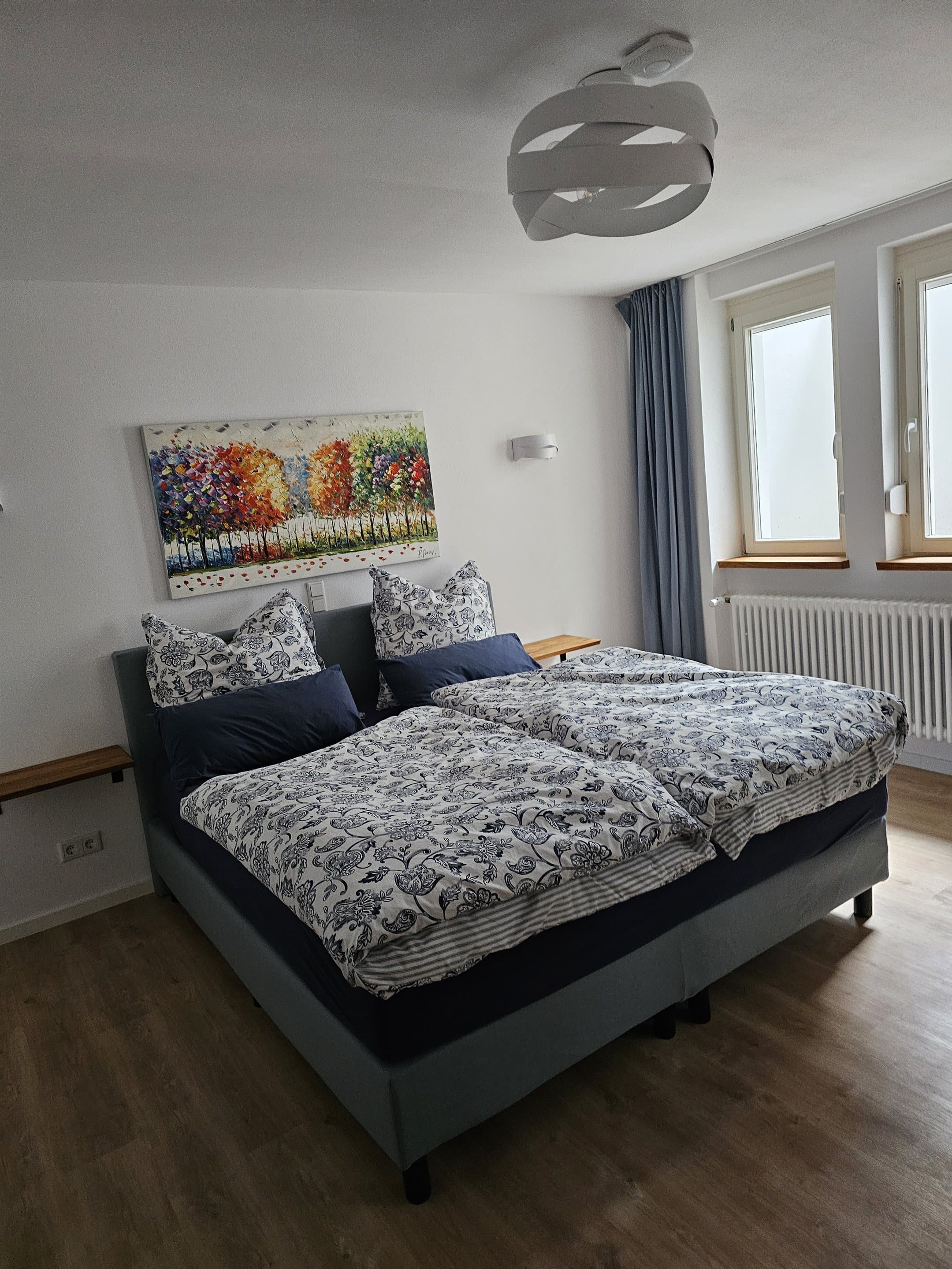 Schlafzimmer der Ferienwohnung mit Boxspringbett