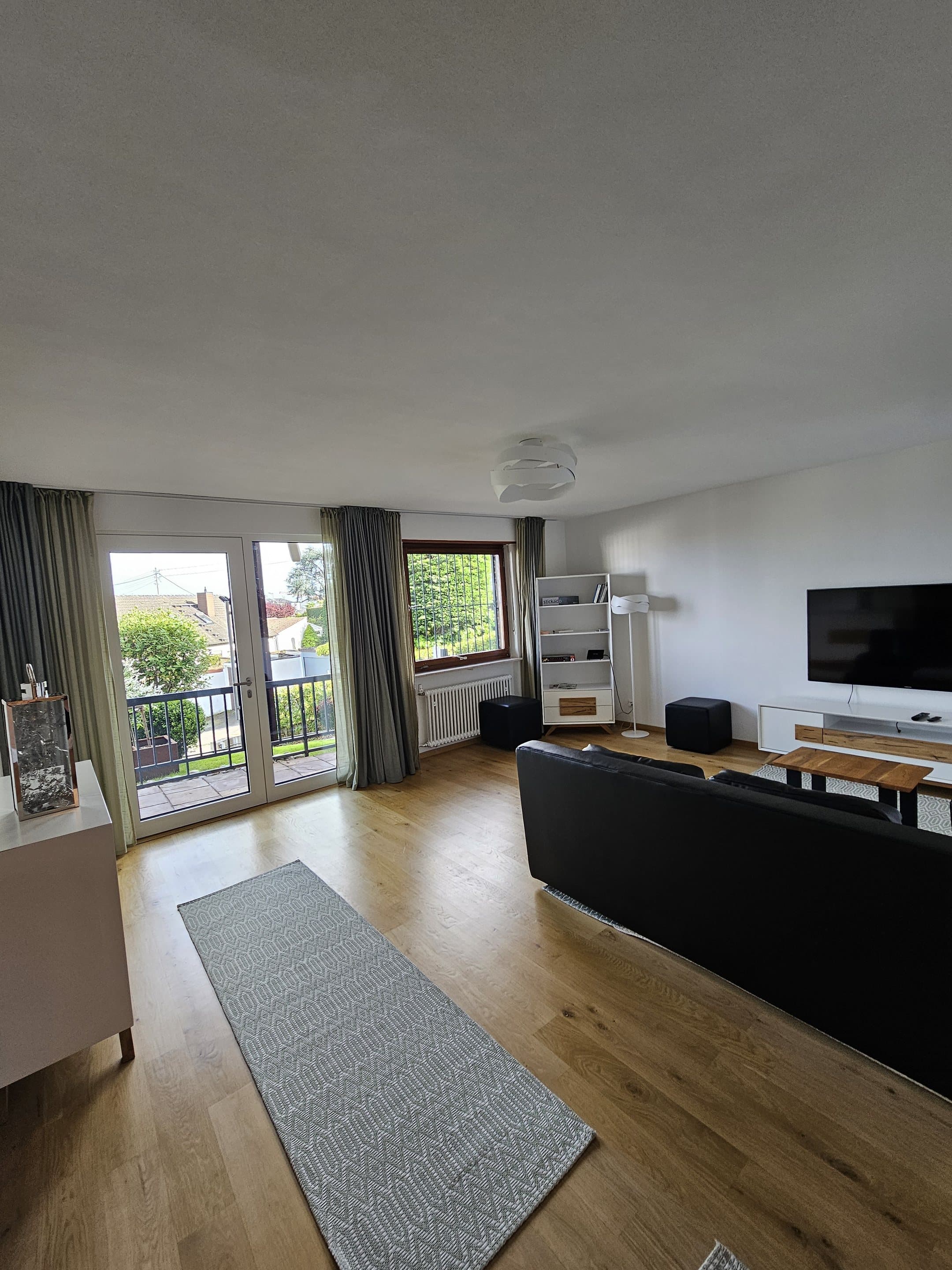 Wohnbereich der Ferienwohnung mit viel Tageslicht und Blick zur Terrasse