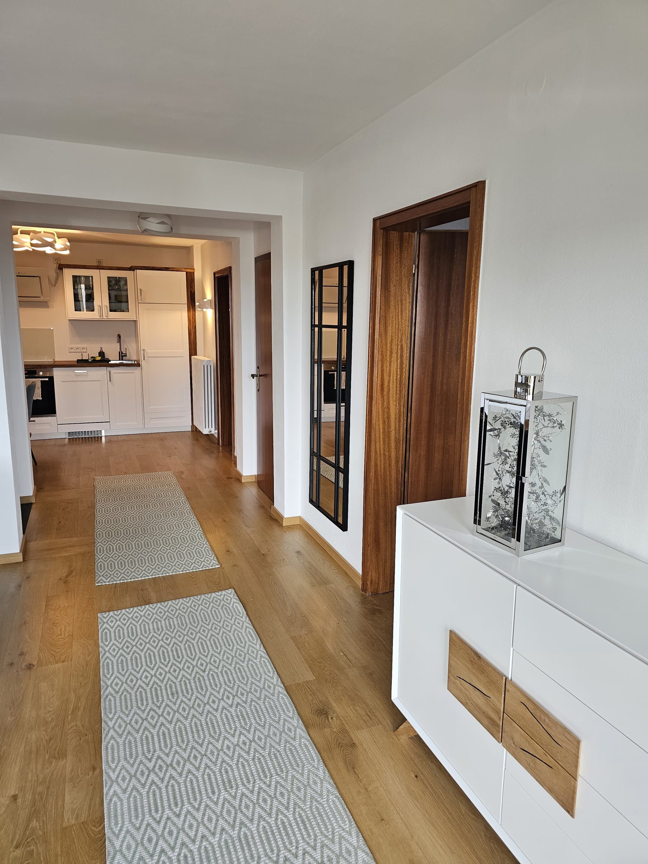 Eingangsbereich der Ferienwohnung mit Blick Richtung Küche und Wohnbereich