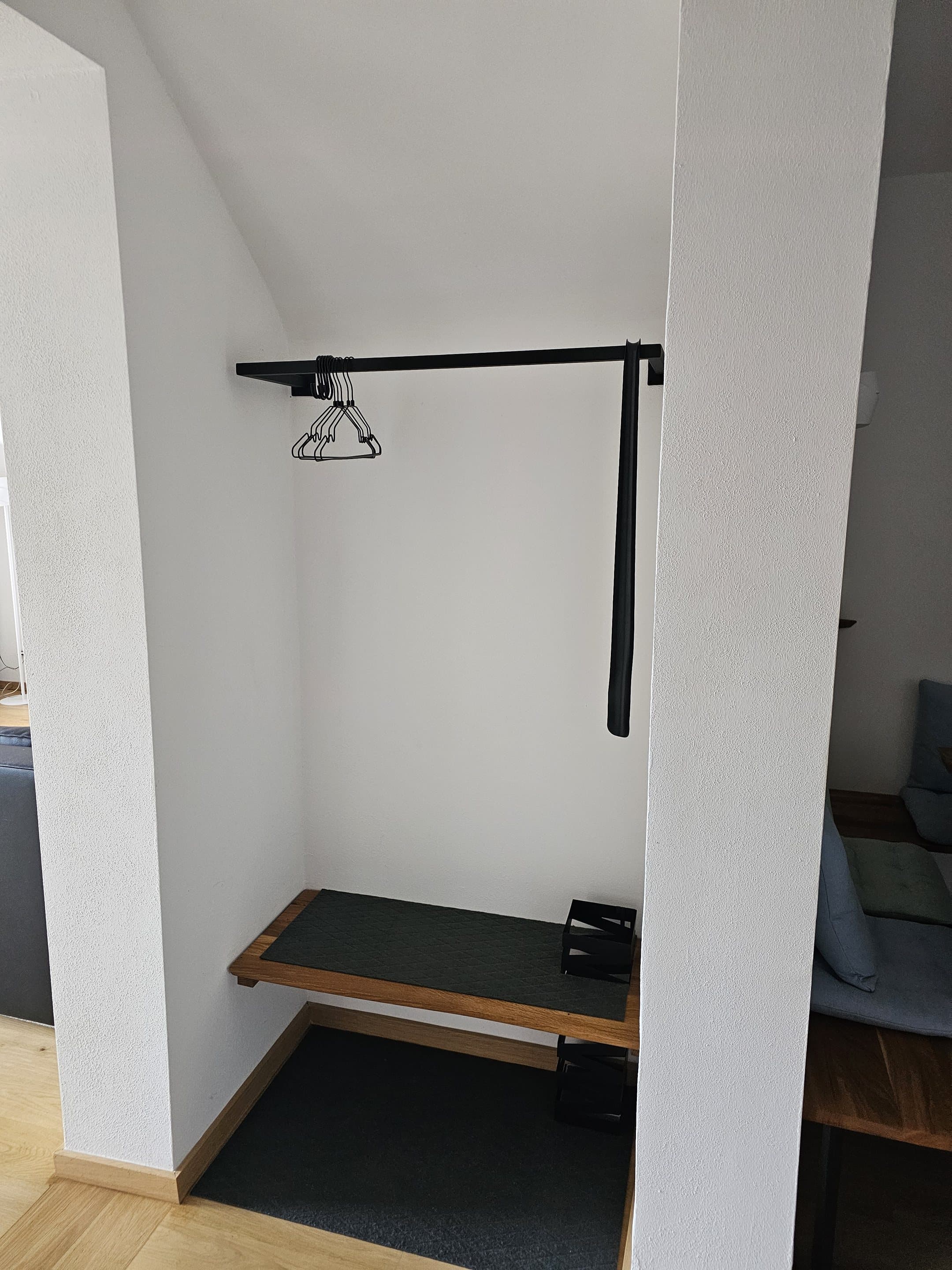 Heller Wohn- und Essbereich der Ferienwohnung 7 Raben