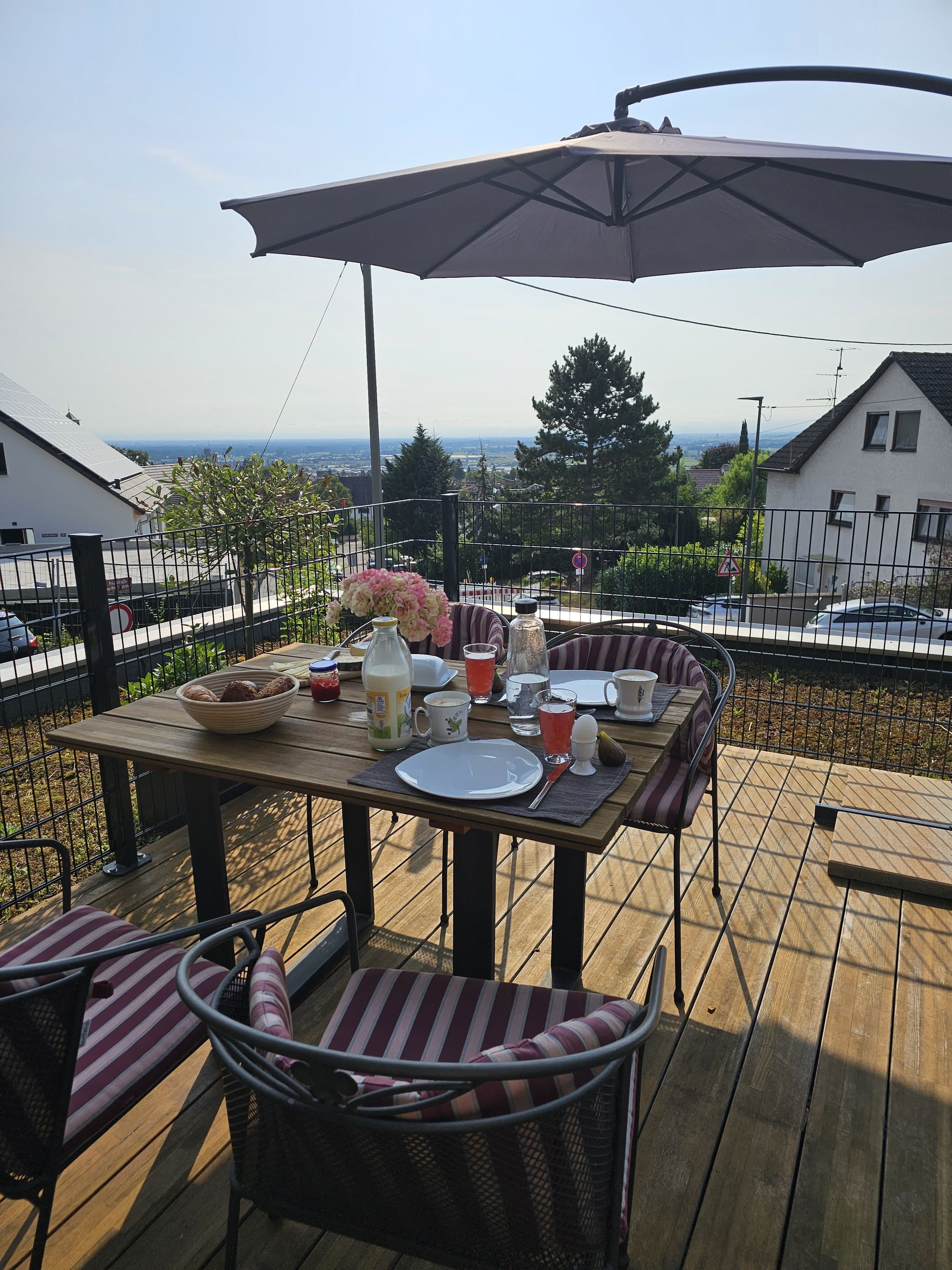 Terrasse der Ferienwohnung mit Sitzplatz und weitem Blick